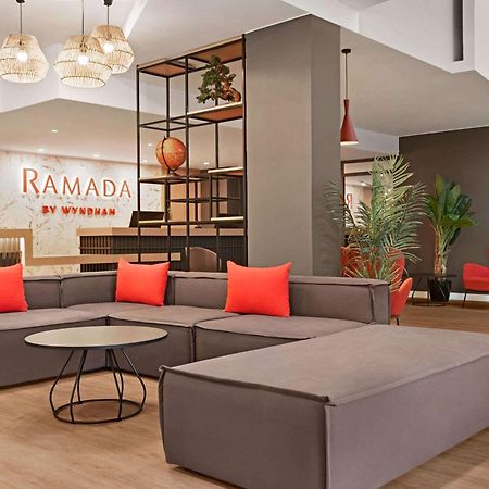 Ramada By Wyndham Valencia Almussafes Hotell Exteriör bild