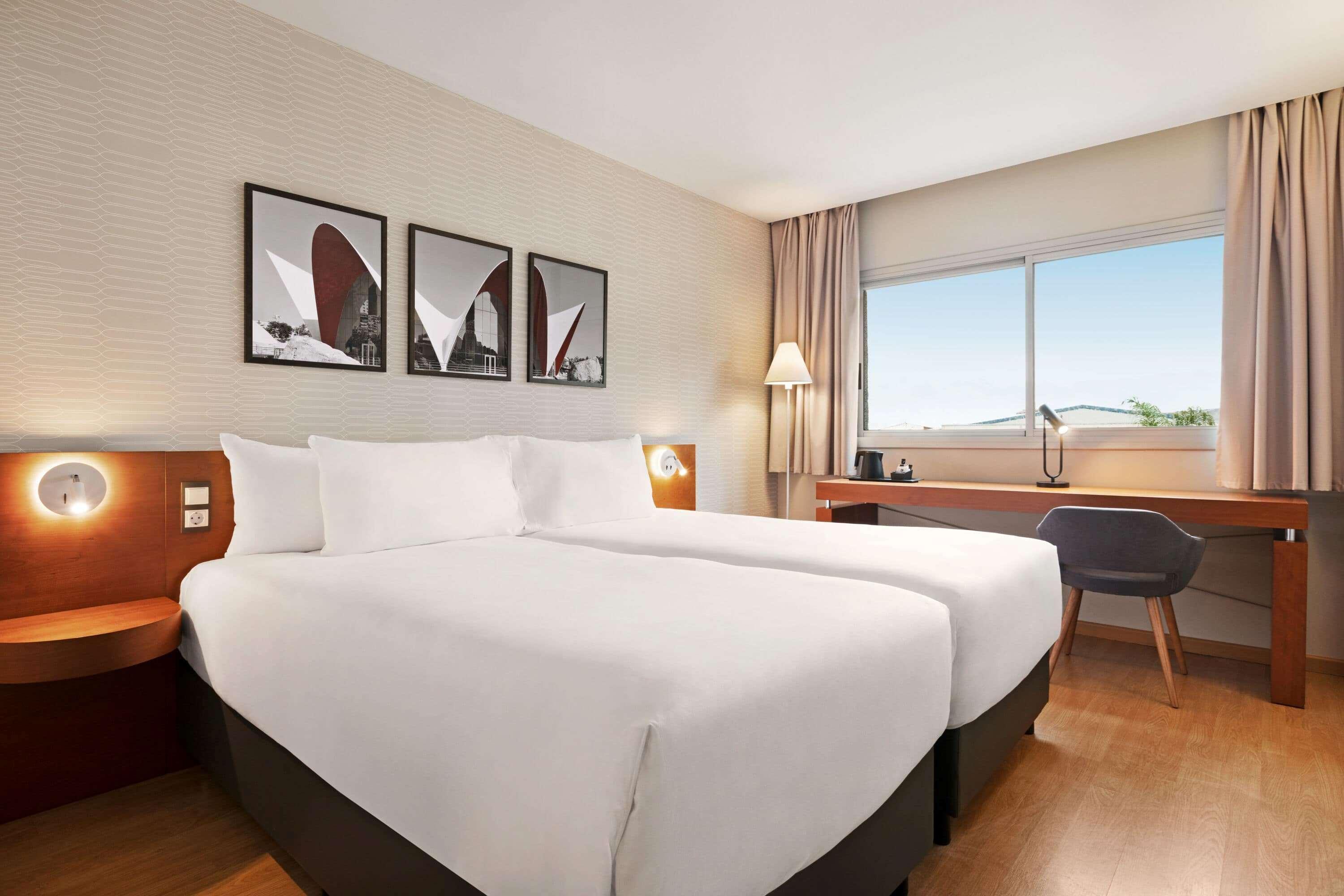 Ramada By Wyndham Valencia Almussafes Hotell Exteriör bild
