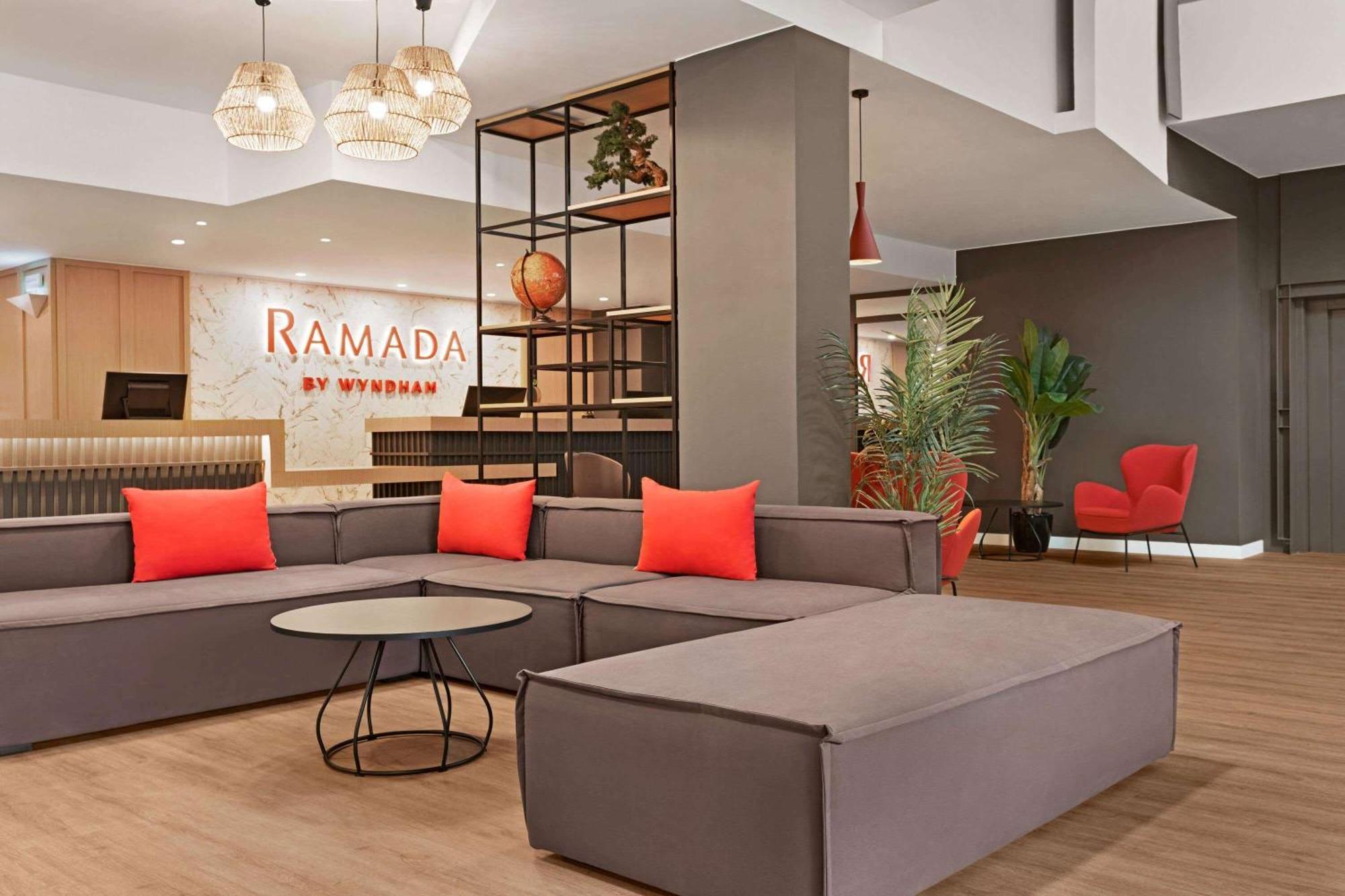 Ramada By Wyndham Valencia Almussafes Hotell Exteriör bild