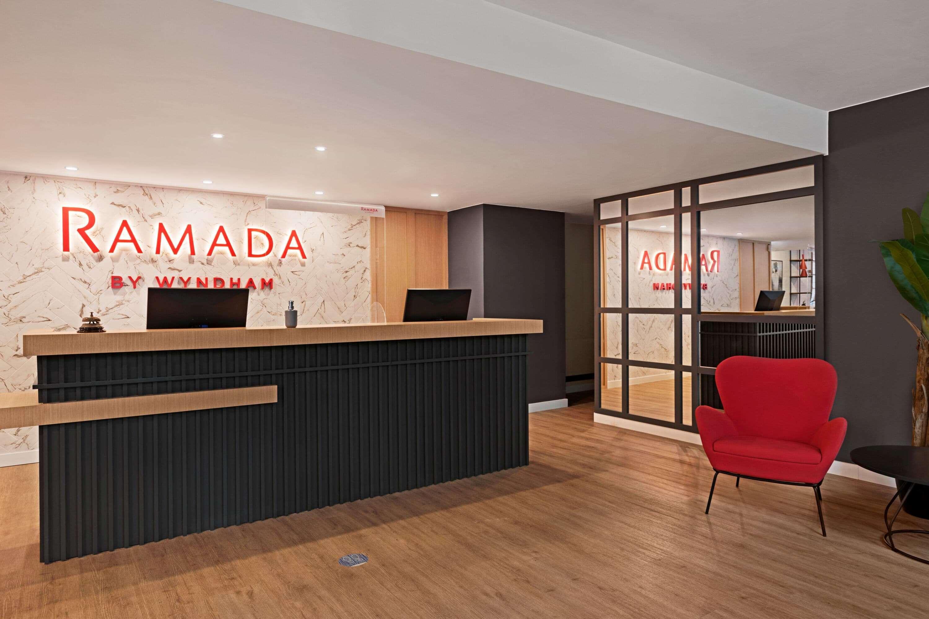 Ramada By Wyndham Valencia Almussafes Hotell Exteriör bild