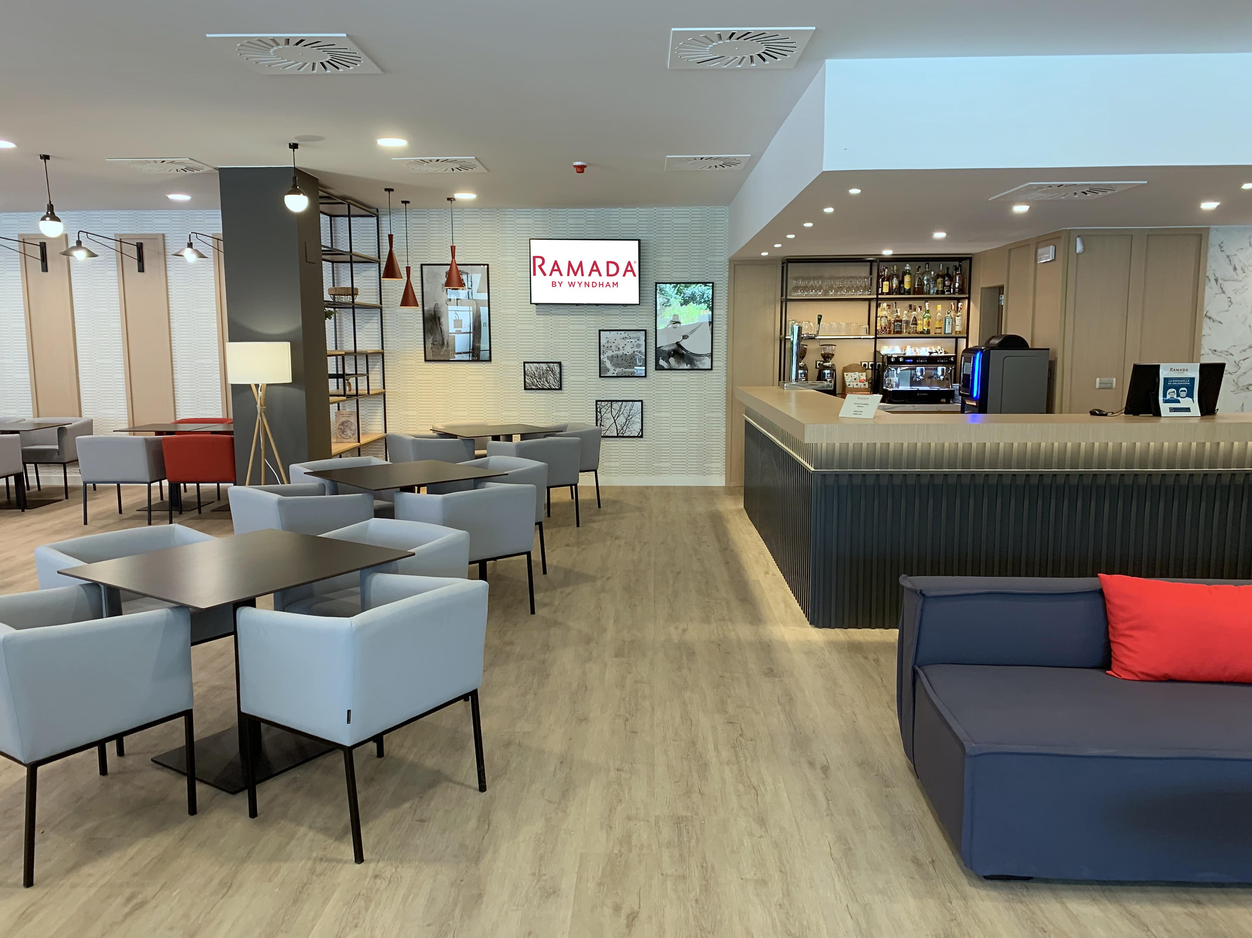 Ramada By Wyndham Valencia Almussafes Hotell Exteriör bild