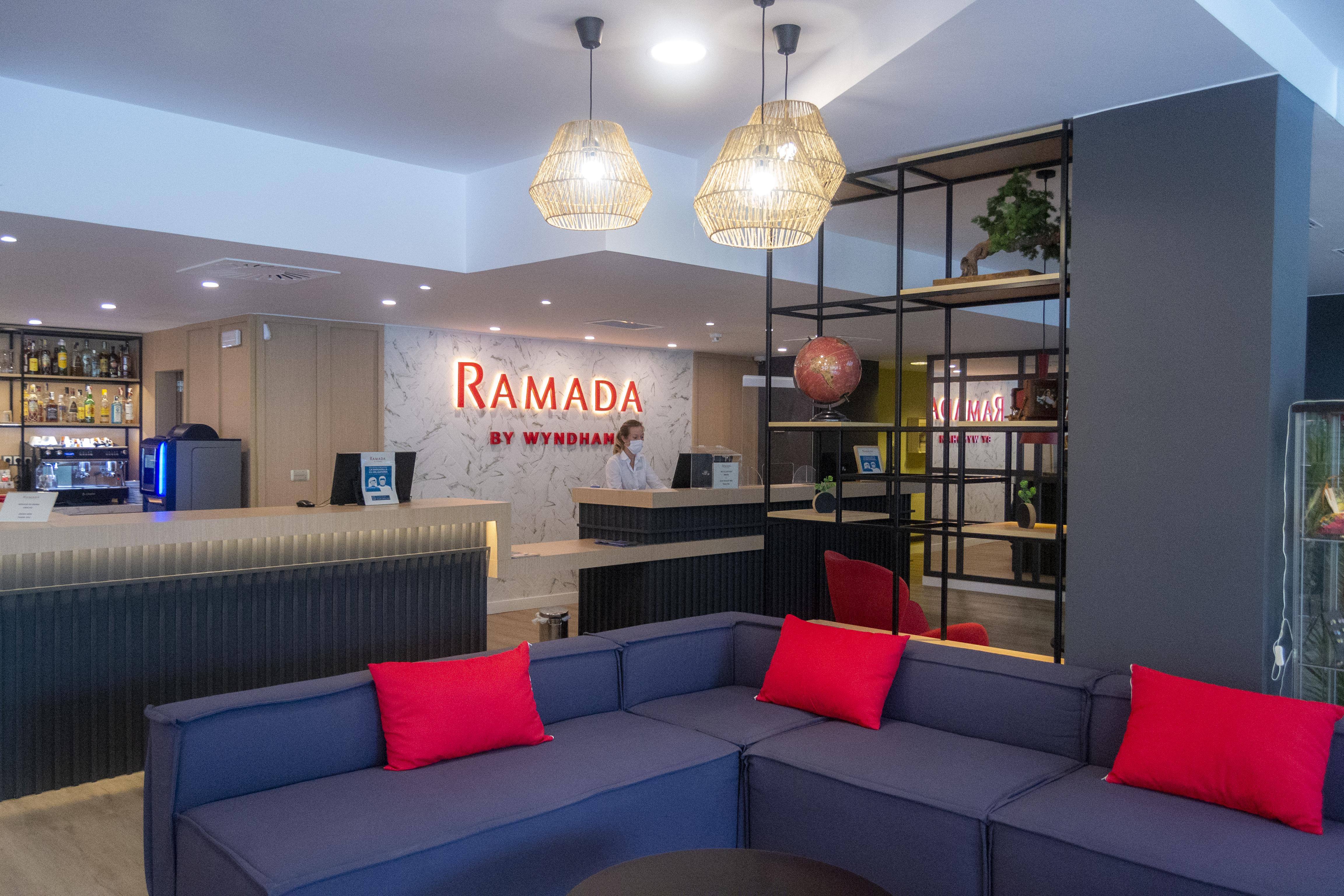 Ramada By Wyndham Valencia Almussafes Hotell Exteriör bild