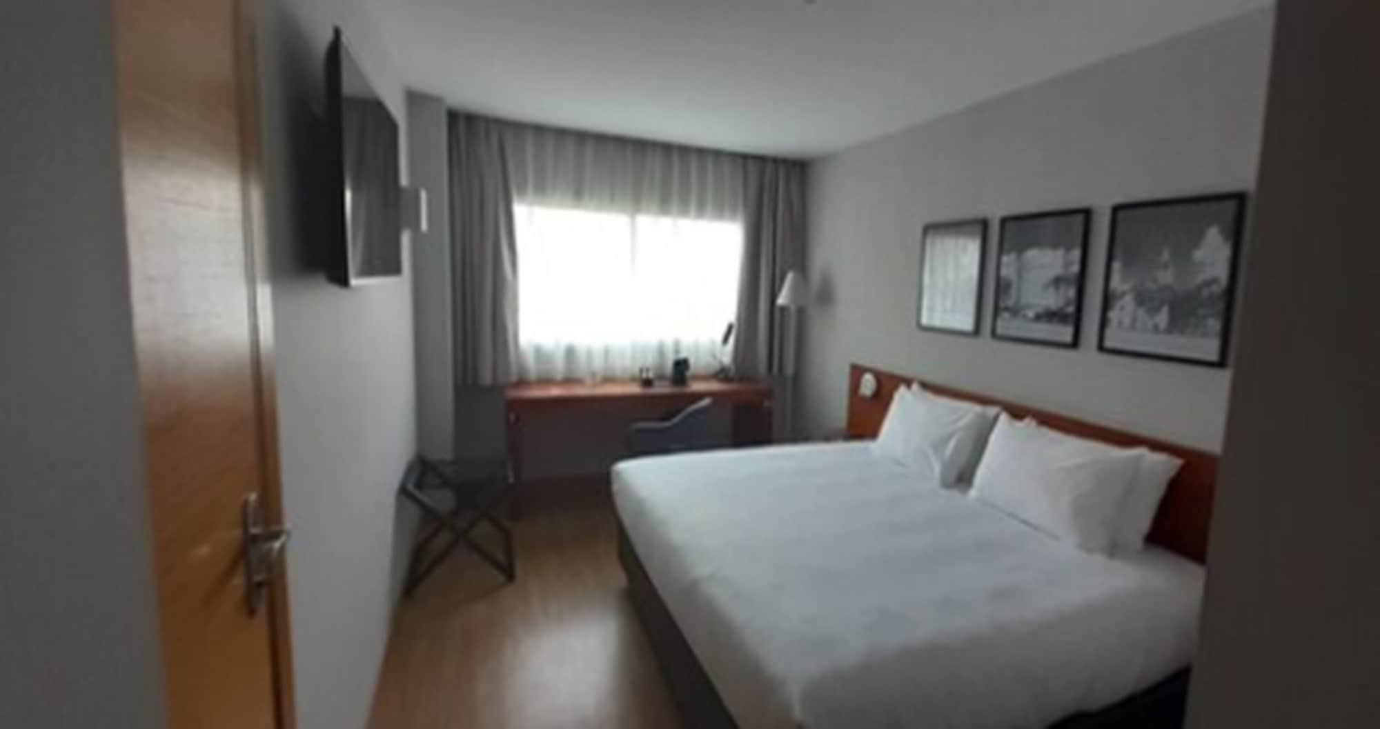 Ramada By Wyndham Valencia Almussafes Hotell Exteriör bild