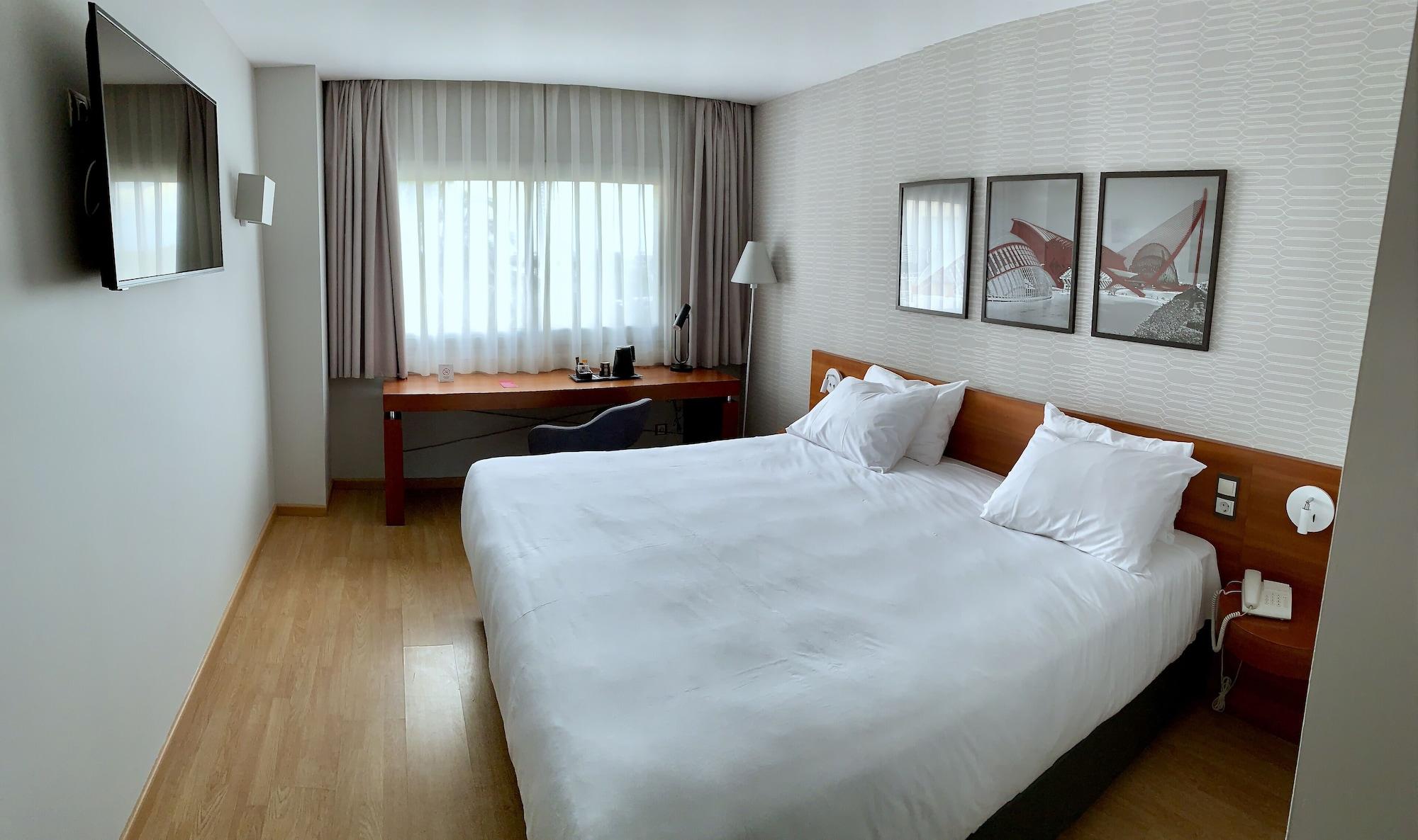 Ramada By Wyndham Valencia Almussafes Hotell Exteriör bild
