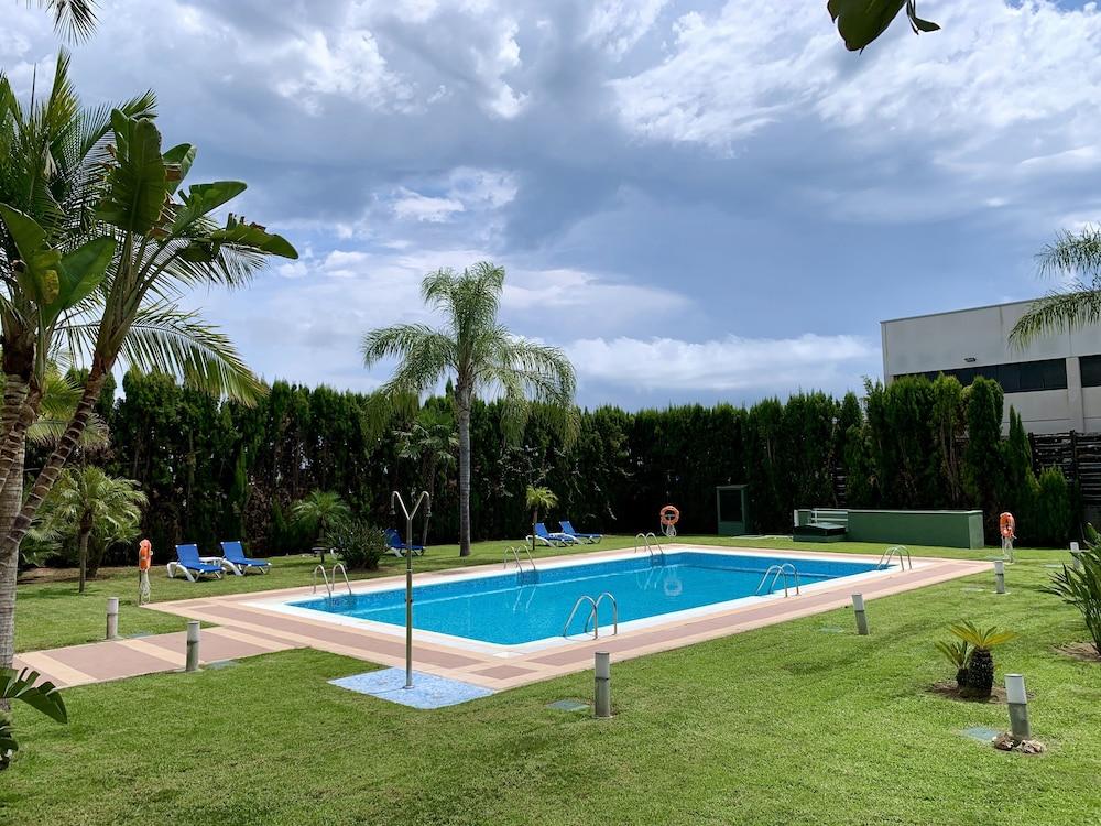 Ramada By Wyndham Valencia Almussafes Hotell Exteriör bild