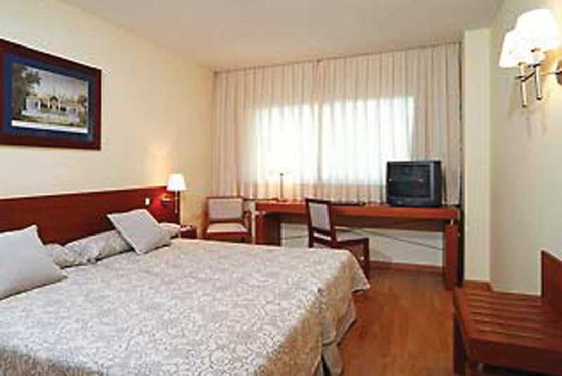 Ramada By Wyndham Valencia Almussafes Hotell Rum bild
